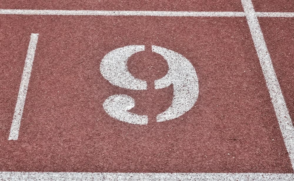 El día 12 de diciembre corresponde al 9 dentro de la numerología, o sea, el que marca el fin de un ciclo (se suma el 12+12+2019=2043 y por tanto 2+0+4+3=9). Es el número final de la serie.
<br>