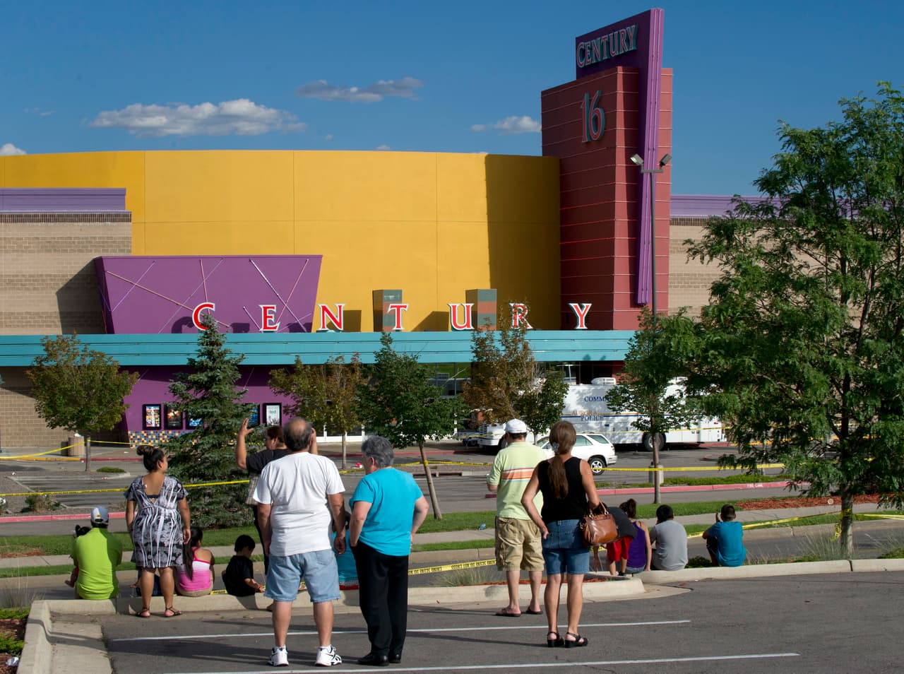 <b>2012. Sala de cine en Aurora, Colorado.</b> James Holmes, un estudiante de neurociencia de 25 años, disparó los asistentes a una función de medianoche de una película de Batman. En mitad de la proyección Holmes entró a la sala oscura, lanzó bombas de gas lacrimógeno y 
<a href="https://www.univision.com/noticias/noticias-de-eeuu/tres-victimas-de-tiroteo-en-colorado-demandan-a-dueno-de-complejo-de-cine?layoutType=flex">disparó varias armas contra el público matando a 12 personas</a>. Fue capturado por la policía y se declaró culpable por demencia. Fue condenado a 12 cadenas perpetuas sin posibilidad de libertad bajo palabra. 20 de julio de 2012. Crédito: DON EMMERT/Getty Images
<br>
