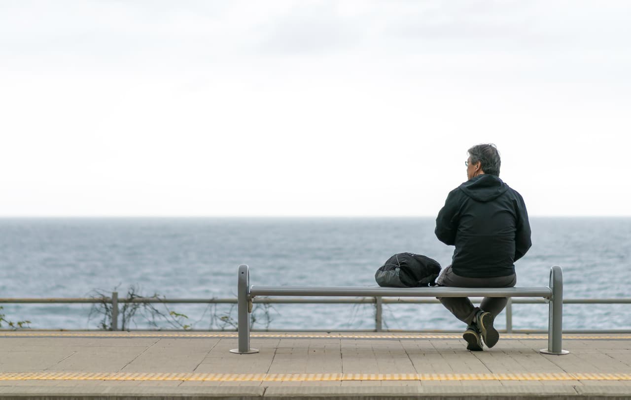 <b>Apatía/Aislamiento</b>. No disfrutar de actividades que antes eran placenteras es una de las principales señales de alarma. De pronto, la persona deja de sentir interés en las personas queridas, el trabajo o sus hobbies.