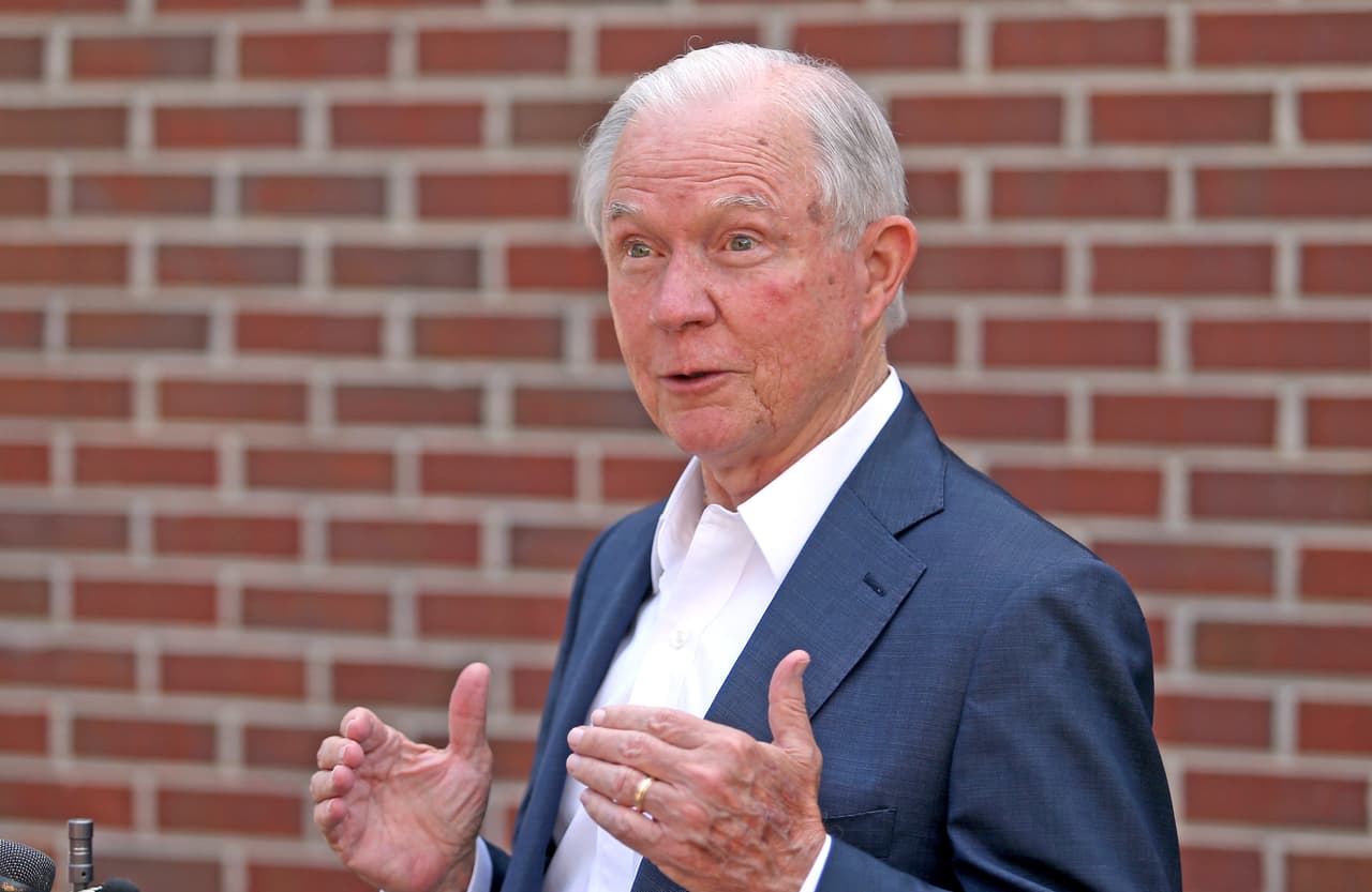 Jeff Sessions habla con reporteros tras votar en la segunda vuelta de la primaria republicana por un puesto del Senado federal, el martes 14 de julio del 2020 en Mobile, Alabama. (Foto tomada por Michael DeMocker/Getty Images)