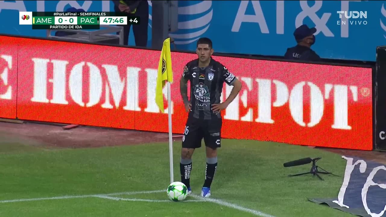 ¡TIRO ATAJADO! disparo por Luis Chávez.