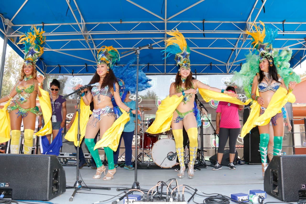 Bailarinas de samba animaron la tarima con su ritmo ‘carioca’.