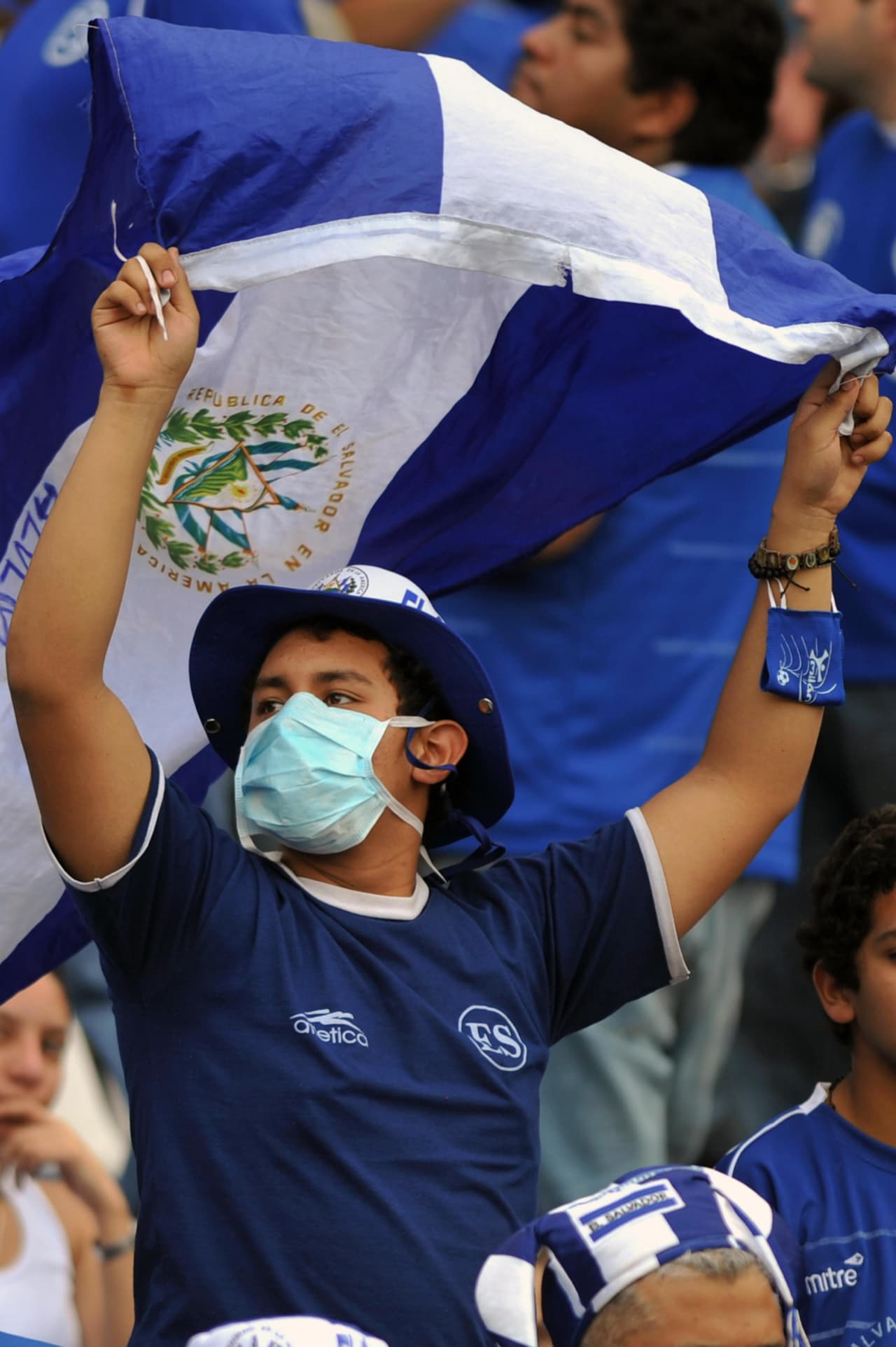 A la hora del juego, el clima hostil de los salvadoreños se hizo presente desde los himnos nacionales y a lo largo de todo el partido.