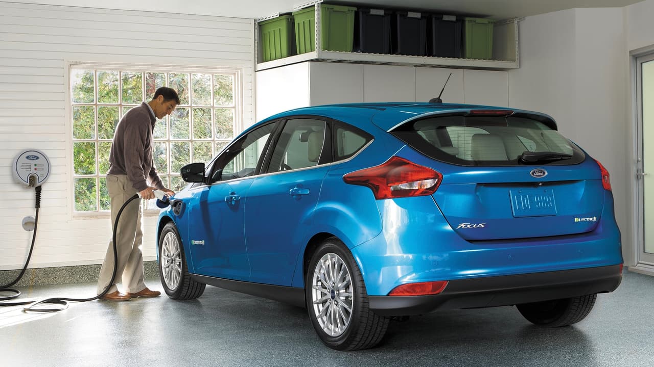 <h3 class="cms-h3-H3">PRO: Los carros eléctricos pueden ser cargados en cualquier parte</h3>
<br>Bien sea en un enchufe de hogareño, una estación de carga dedicada en el hogar, estaciones de carga en edificios de oficinas, centros comerciales y otros lugares públicos, los dueños de vehículos eléctricos tienen muchas opciones de donde y cuando recuperar energía. 
<br>
<br>
<b>Imagen</b>: Un 
<b>Ford Focus Electric</b> siendo cargados en una estación dedicada en el garage de un domicilio privado.