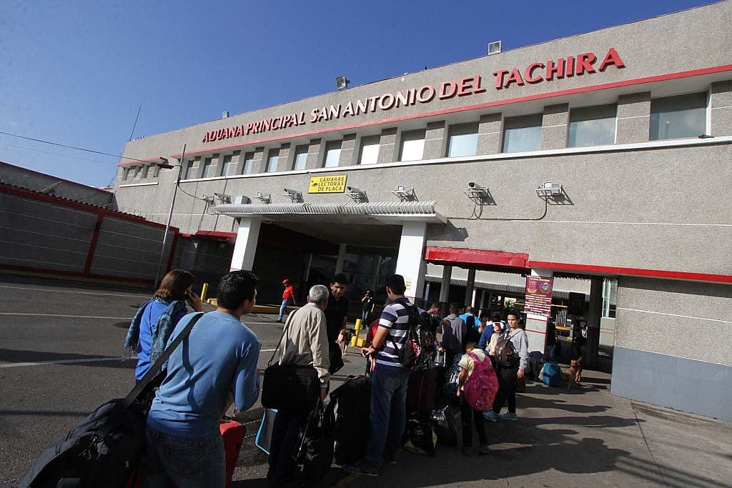 Las filas en la oficina de aduana de San Antonio del Táchira, antes de cruzar el puente Simón Bolívar. Foto: GEORGE CASTELLANOS/AFP/Getty Images.