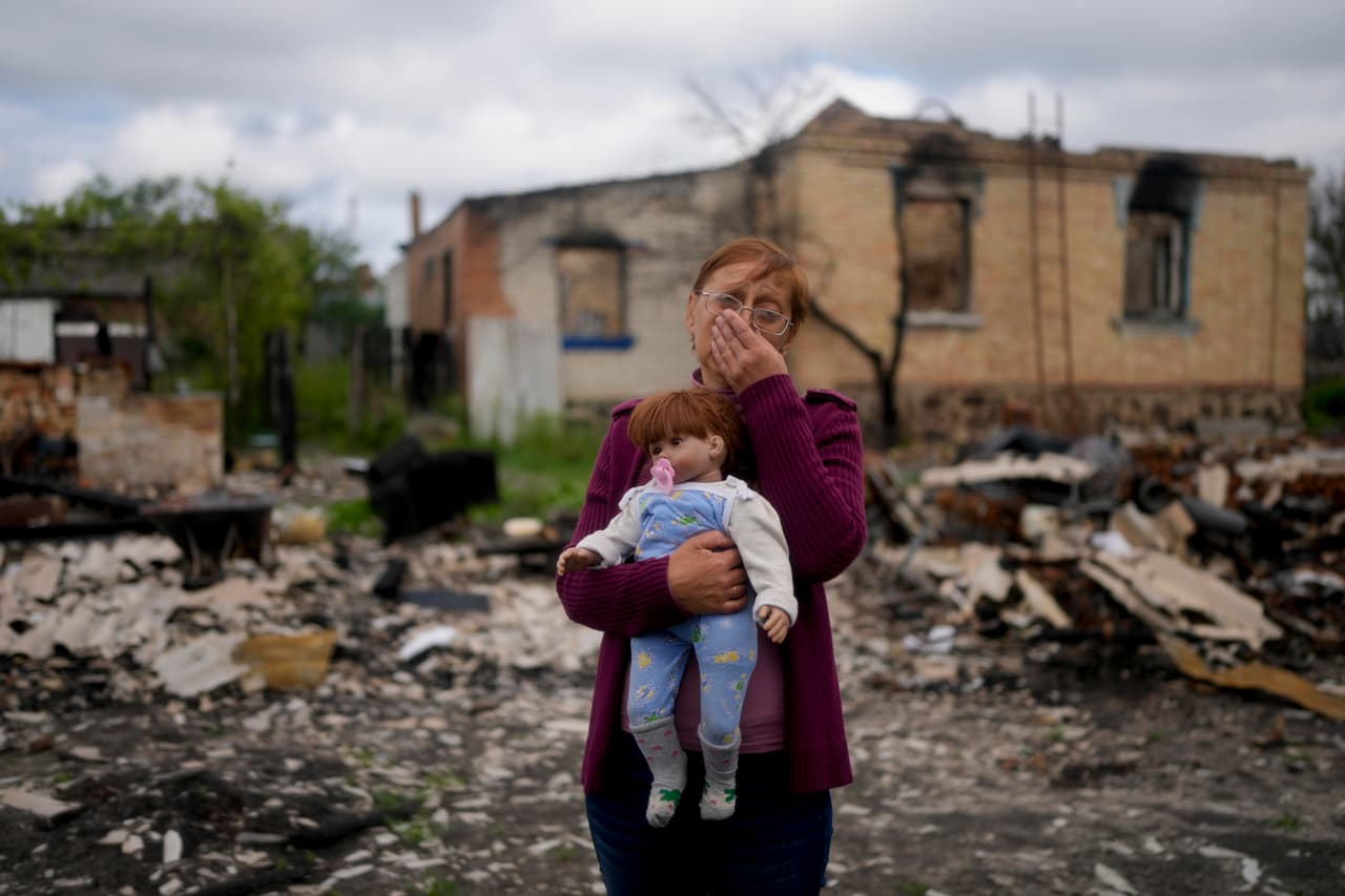 En la foto: Nila Zelinska sostiene una muñeca perteneciente a su nieta, que encontró en las ruinas de su casa en Potashnya. 
<b>Escapó de la guerra pero ahora es una persona sin hogar.</b>