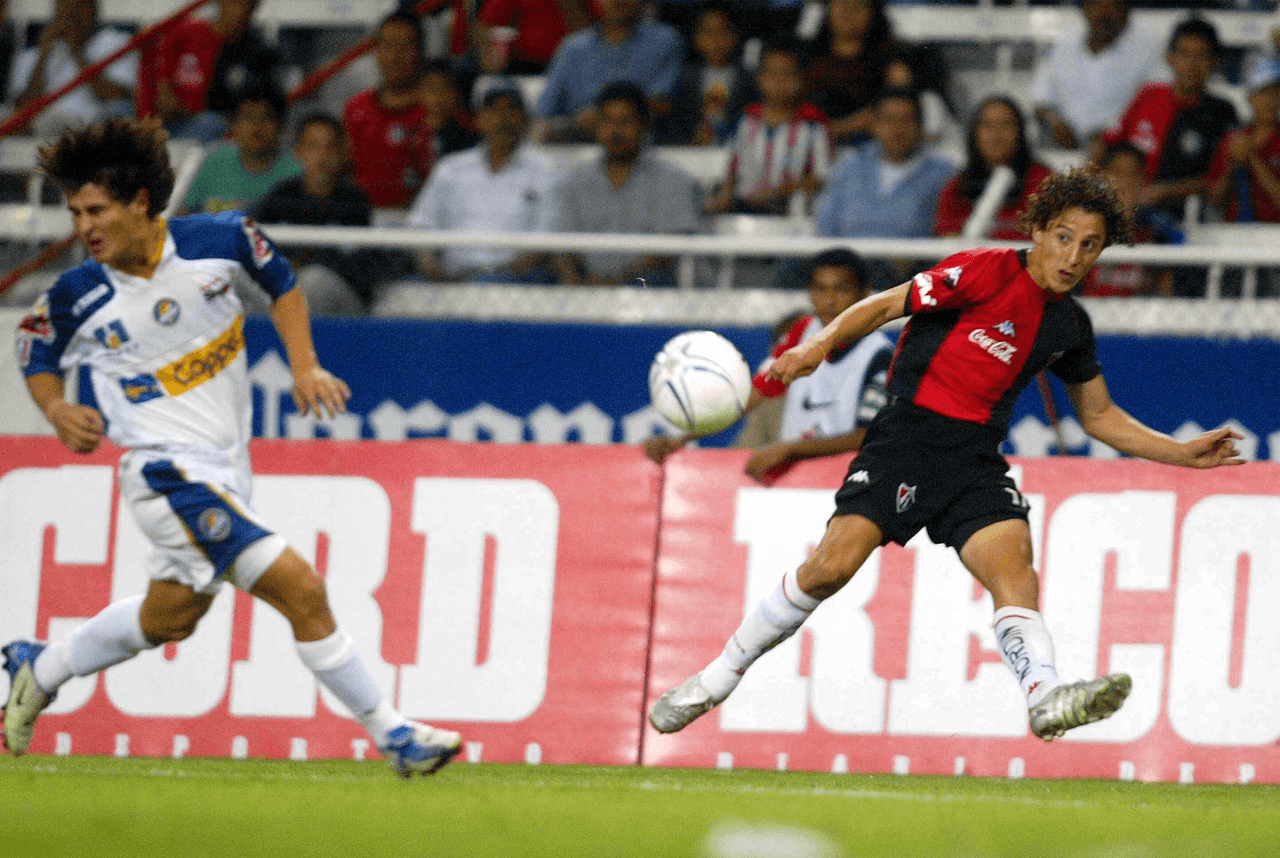 <b>Zurdo natural</b>
<br>- Sus cualidades lo llevaron al máximo circuito del balompié azteca.
<br>- Antes era un jugador menudito, de complexión muy delgada y se dio a conocer jugando como volante por el sector izquierdo.