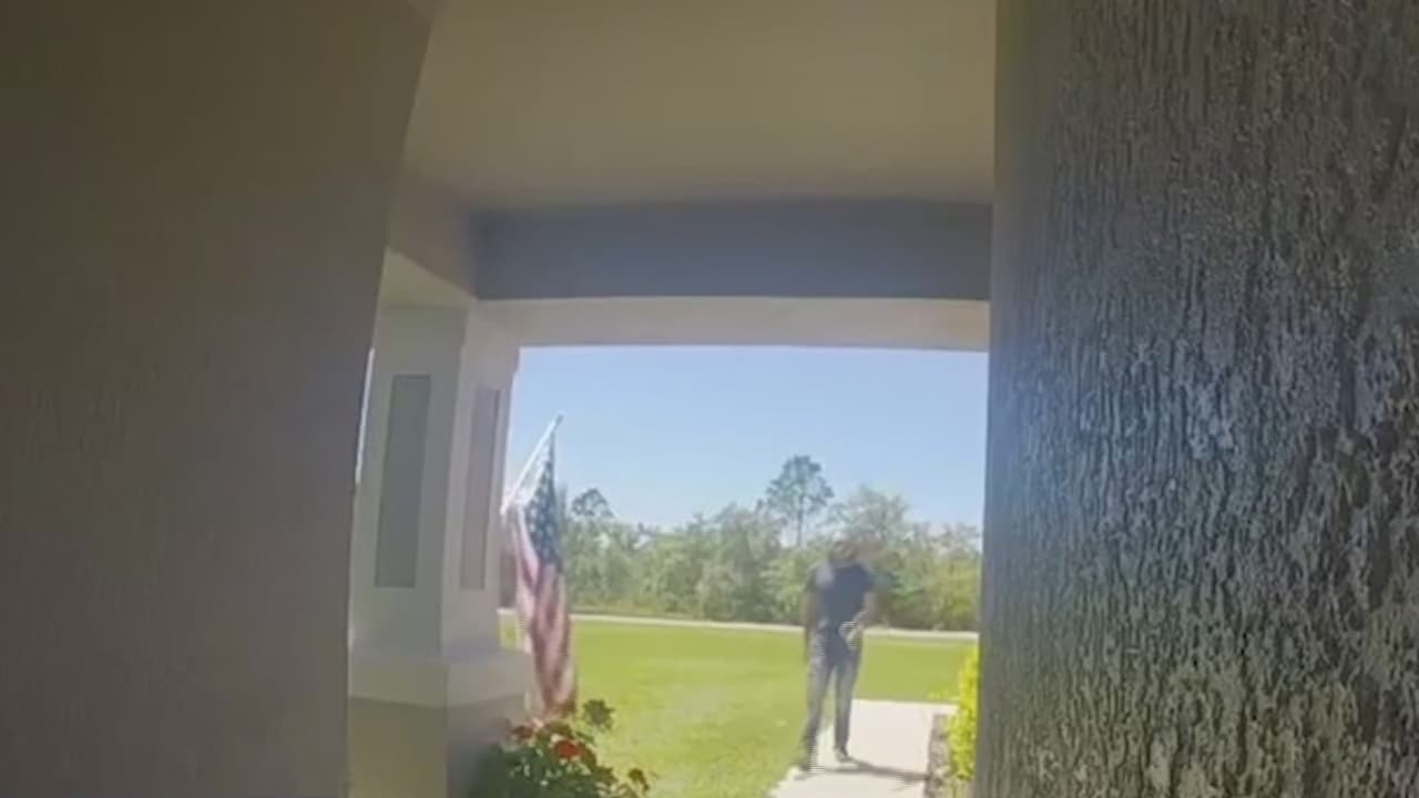 Espinoza apuñaló a su madre 
<b>más de 70 veces después de que ella abrió la puerta de su casa</b> para darle la bienvenida por su visita. 
<b>La atacó en el pecho y el estómago "para lograr el máximo efecto" en el daño</b>.