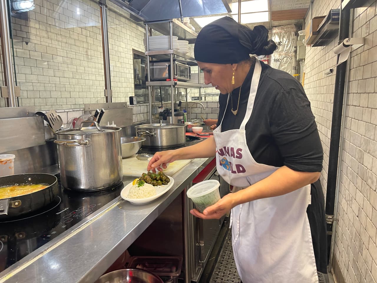 Restaurante en Staten Island emplea diferentes abuelitas cada noche para cocinar