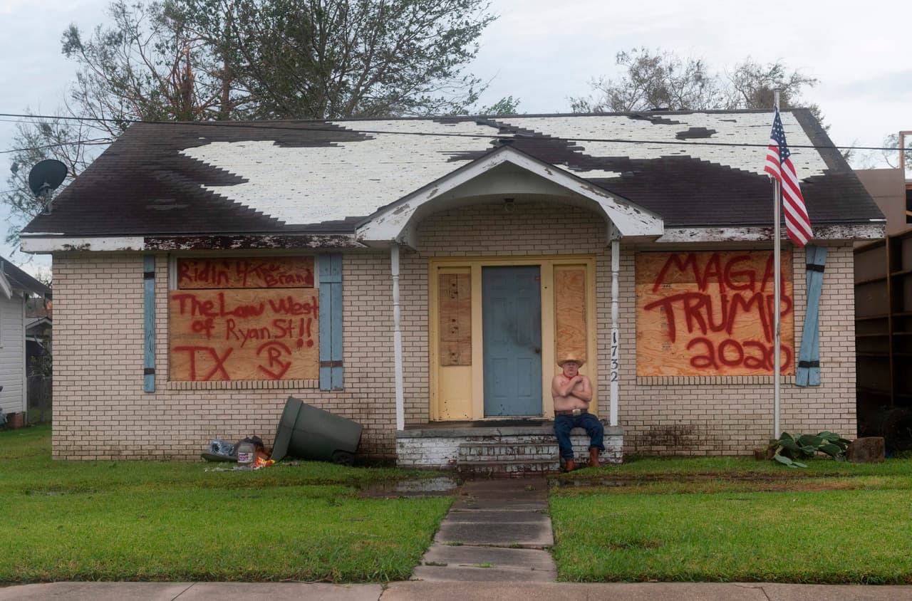 Un hombre en la puerta de su residencia afectada por el huracán en Lake Charles. Laura generó marejadas ciclónicas de más de 20 pies en algunos tramos de la costa.