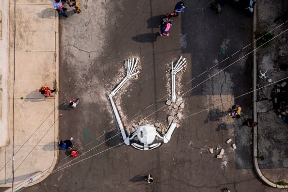 Raymundo Medina es fundador del colectivo Indios Yoacalli, quienes se han encargado de difundir las tradiciones mexicanas a través del arte con cartón. 
<br>