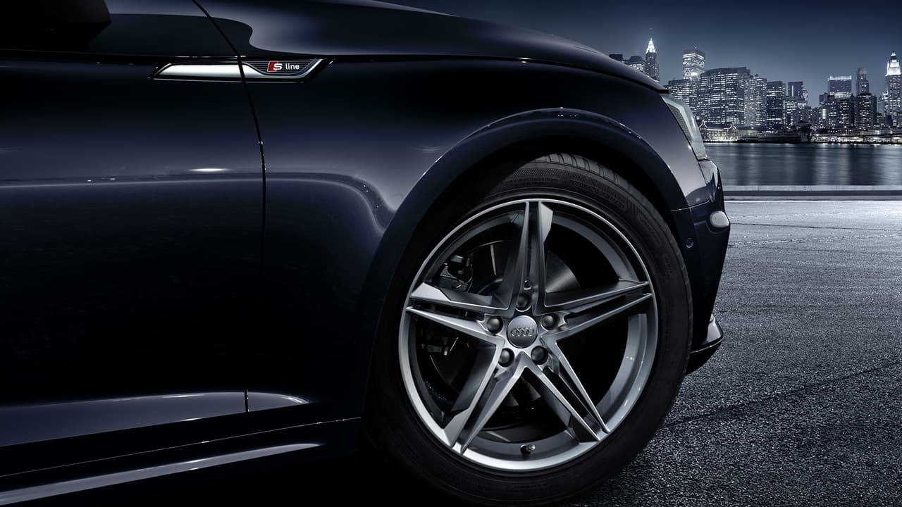 Las llantas de aluminio fundidas de 18 pulgadas en el Audi S5 Sportback 2017 son uno de los pocos detalles exteriores que delatan su alta potencia y le dan un toque de emoción a un aspecto general que es discreto pero contundente, lo que parece ser una tradición en los autos alemanes de alta potencia.