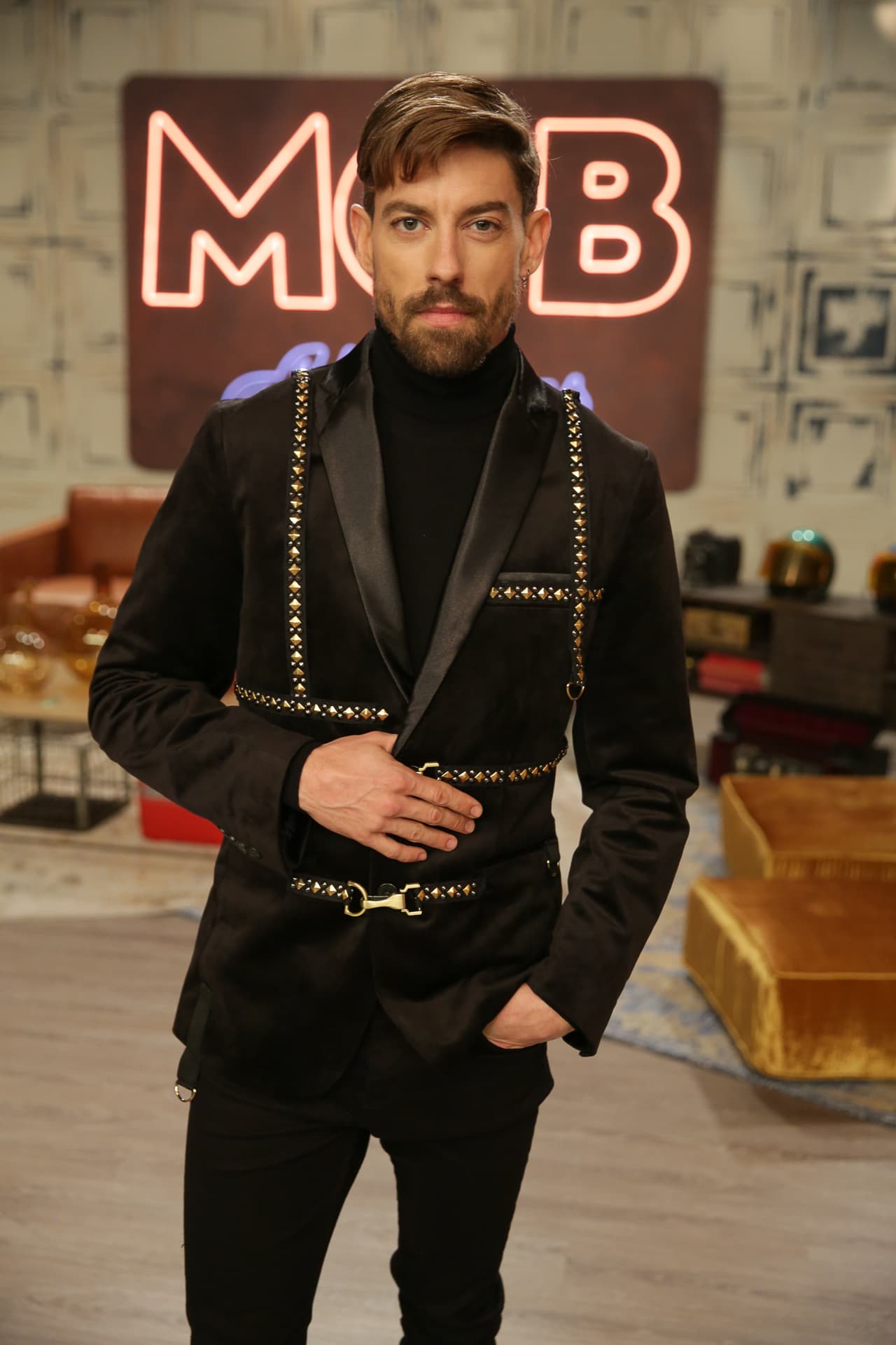 Adrián Lastra es uno de los ocho participantes de Mira Quién Baila All Stars. Es un actor, cantante y bailarín español que por primera vez hace su aparición en la televisión estadounidense.