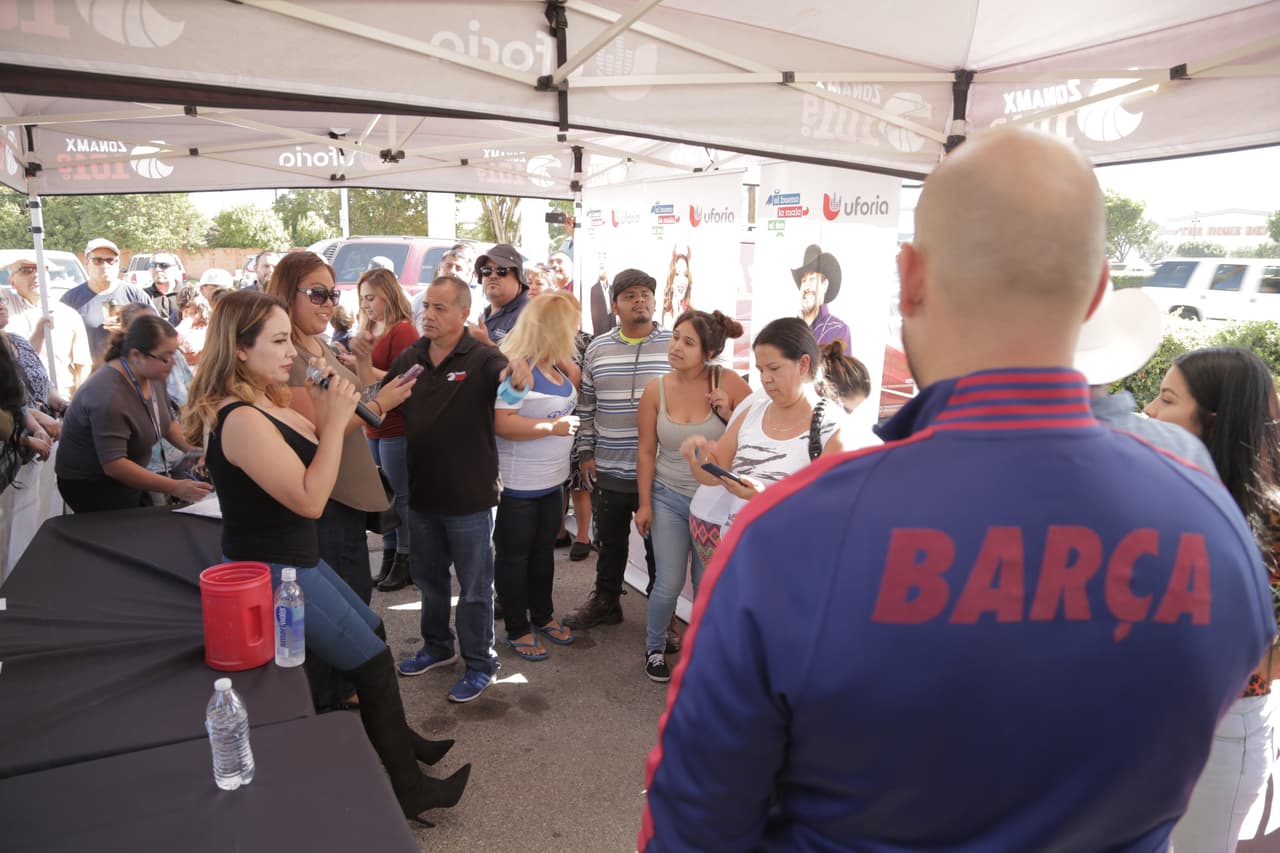 'El Bueno, La Mala y El Feo' entregando boletos en la ciudad de Carson.