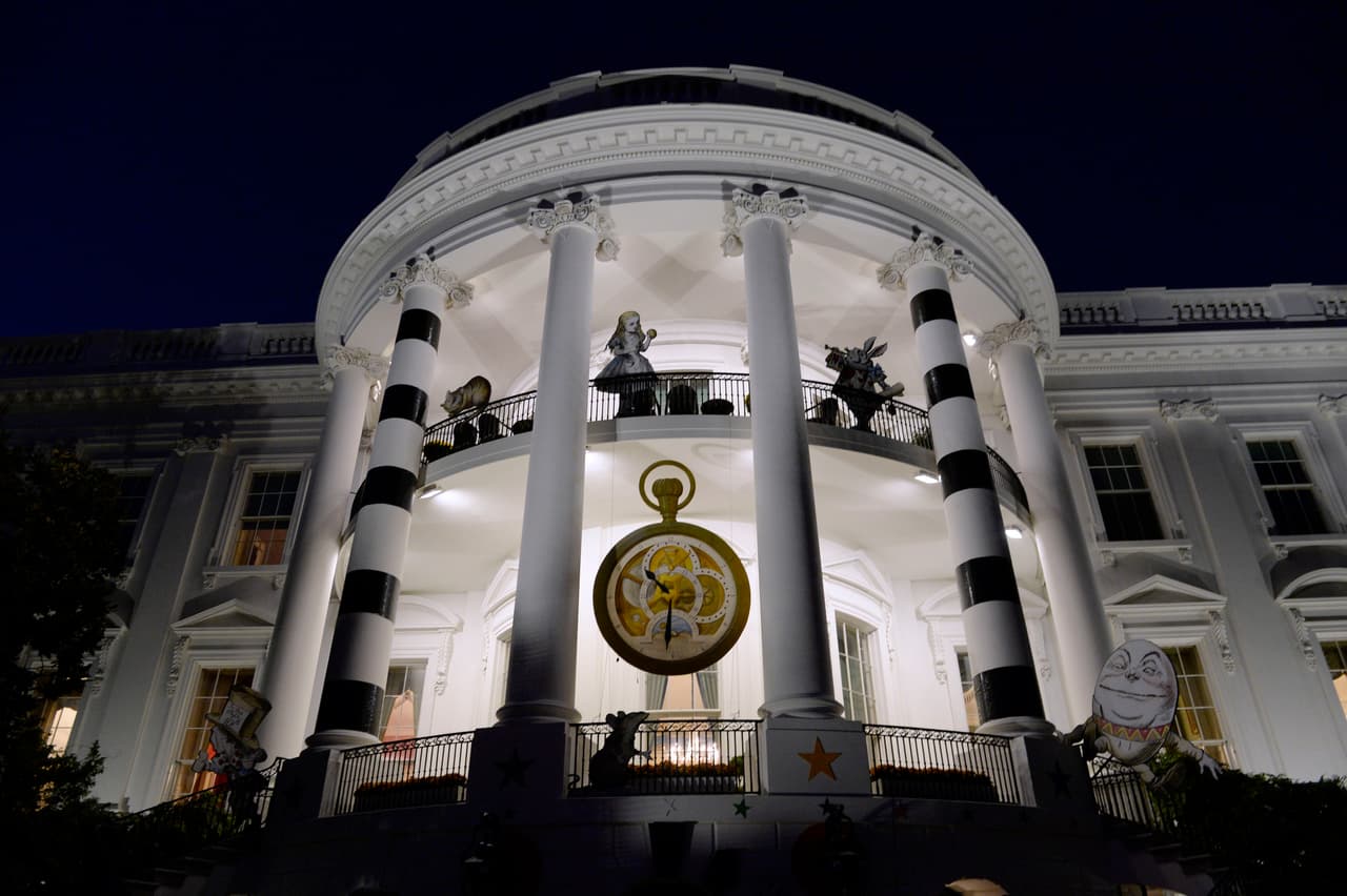 Durante décadas se han hecho reportes de empleados de la Casa Blanca que aseguran oír gritos de una persona exclamando: "¡Yo soy David Burnes!". Entre ellos, una mujer que trabajó para Franklin Roosevelt y otro trabajador más durante la presidencia de Harry Truman.