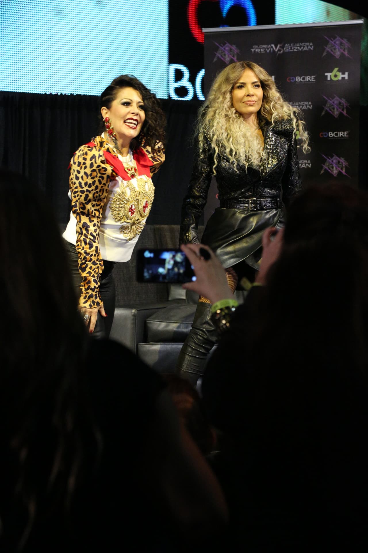 Alejandra Guzmán y Gloria Trevi respondieron a las preguntas de los medios que se dieron cita en la ciudad angelina para platicar acerca de su gira 'Versus'.