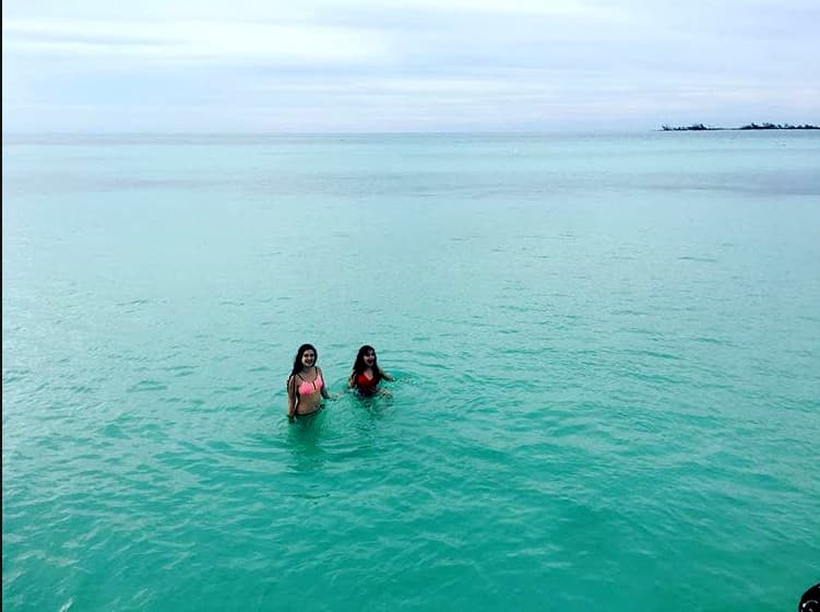 Mia y Nina disfrutaron del agua templada y transparente que baña la isla de Cuba.
