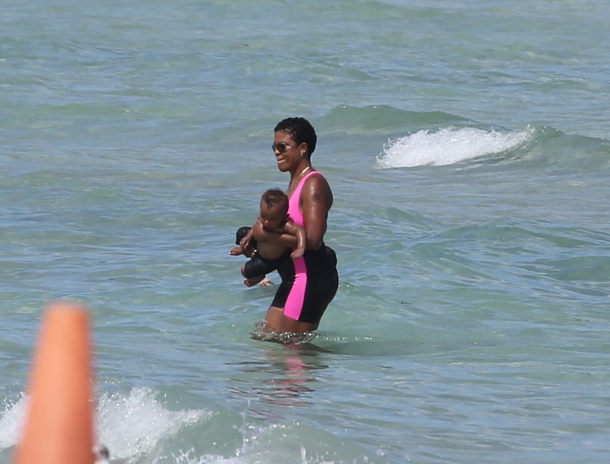 Mientras sus papis siguen gozando de las pasarelas en el corazón de Nueva York...