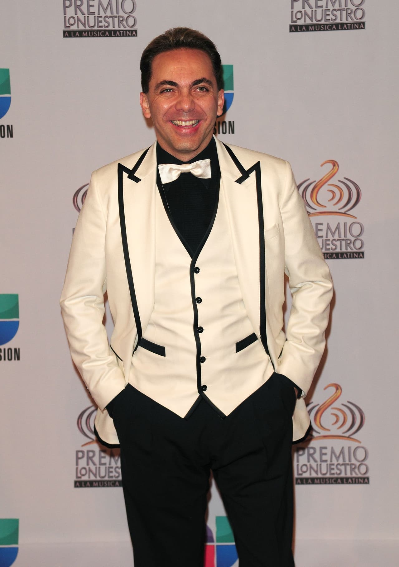 “Yo lo entrenaba a Cristian en el futbol americano. (Su tío) José Alberto Castro me decía que no le dijera que yo era su hermano […] A él le dije (que era mi hermano) hasta que estaba en ‘Mi barrio’, (programa de televisión) que conducía con Julio Alemán, y (Christian) llegó a promocionar ‘No podrás’ y nos quedamos viendo de frente y le dije ‘
<b>¿cómo te digo: hermano o Cristian?</b>’ y nos dimos un abrazote”, contó.
<br>