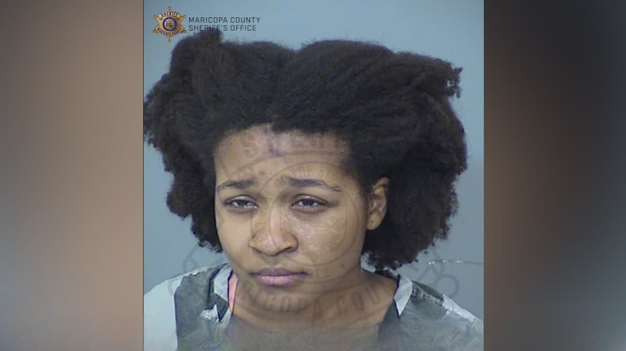 Apagan auto en llamas y dentro hallan un cuerpo con una herida bala: Una mujer fue detenida