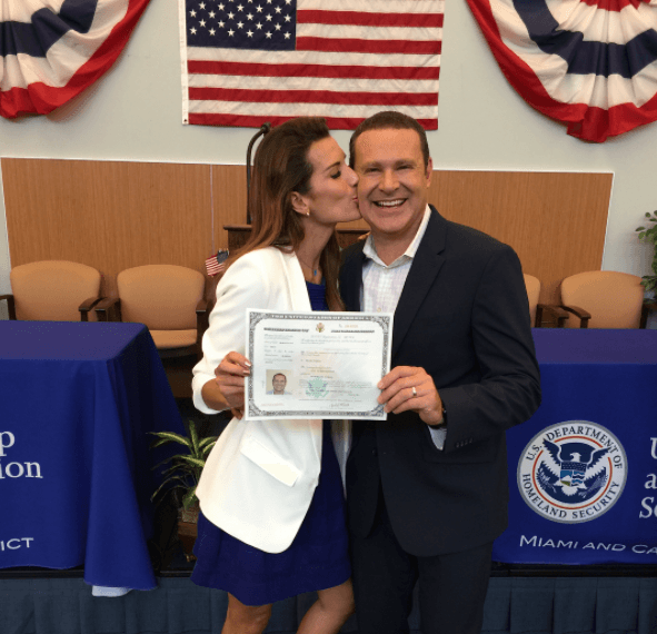 Con un beso lleno de amor, la actriz felicitó este logró más en la carrera de su amado esposo.
