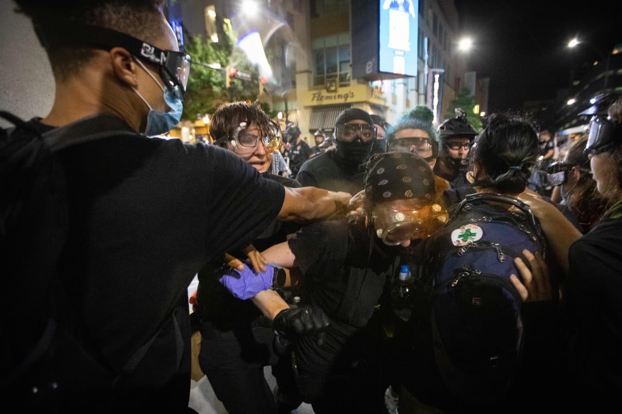 Los activistas del grupo "Charlotte Uprising" exigieron el cese de la brutalidad policial y rechazaron el evento republicano en la ciudad reina.