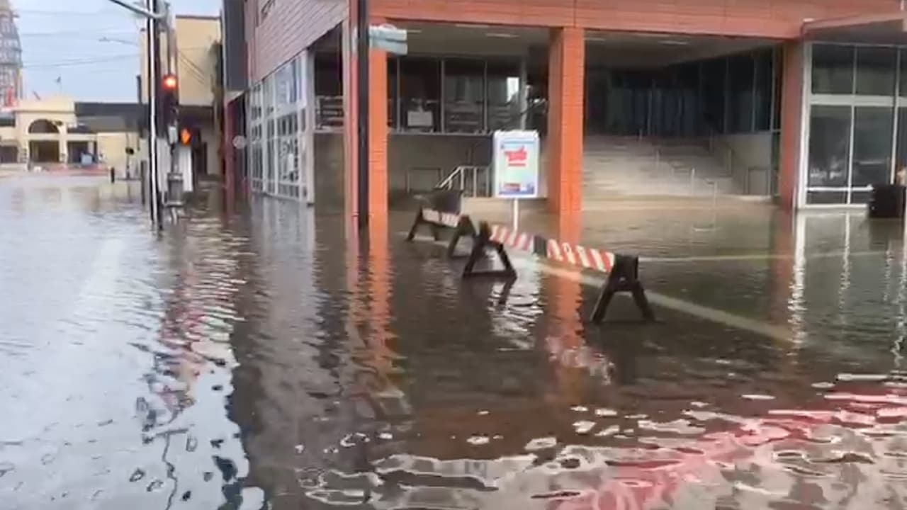 Galveston ha registrado lluvias constantes desde el domingo y ha provocado inundaciones.
