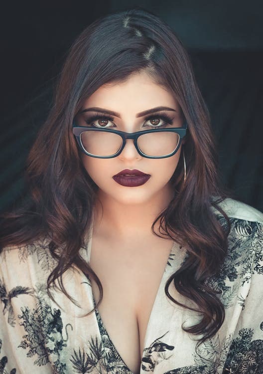 Este maquillaje es divino y súper 'Trendy'. Labios intensos en café oscuro y los ojos con delineador sencillo y acentuando el marco más lindo de tu cara y para eso te dejamos este link con las 
<a href="https://www.univision.com/shows/despierta-america/compartiendo-entre-amigas/jlo-kim-y-caro-macallister-llevan-una-ceja-increible-aprende-a-hacerla-tu-misma-fotos">las cejas más bonitas.</a>