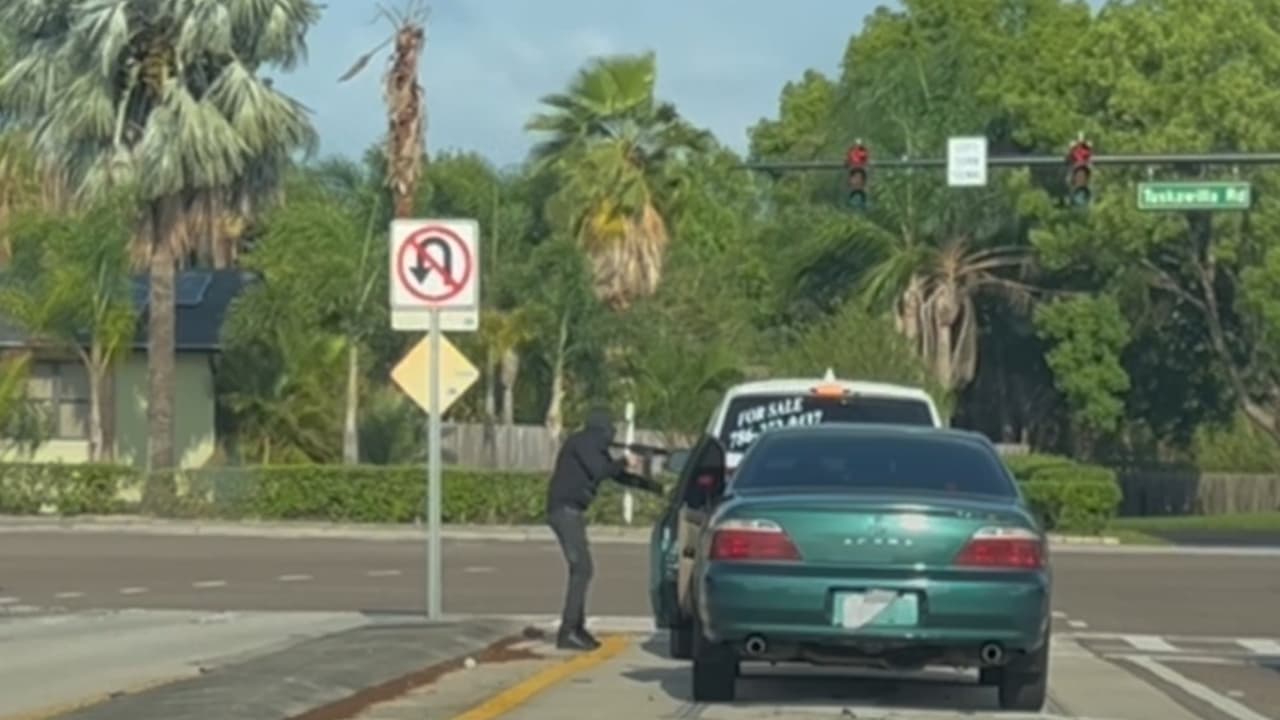 El testigo describe cómo 
<b>un individuo armado y con máscara obliga a la hispana a abrir su automóvil</b>, antes de subirse al asiento trasero.