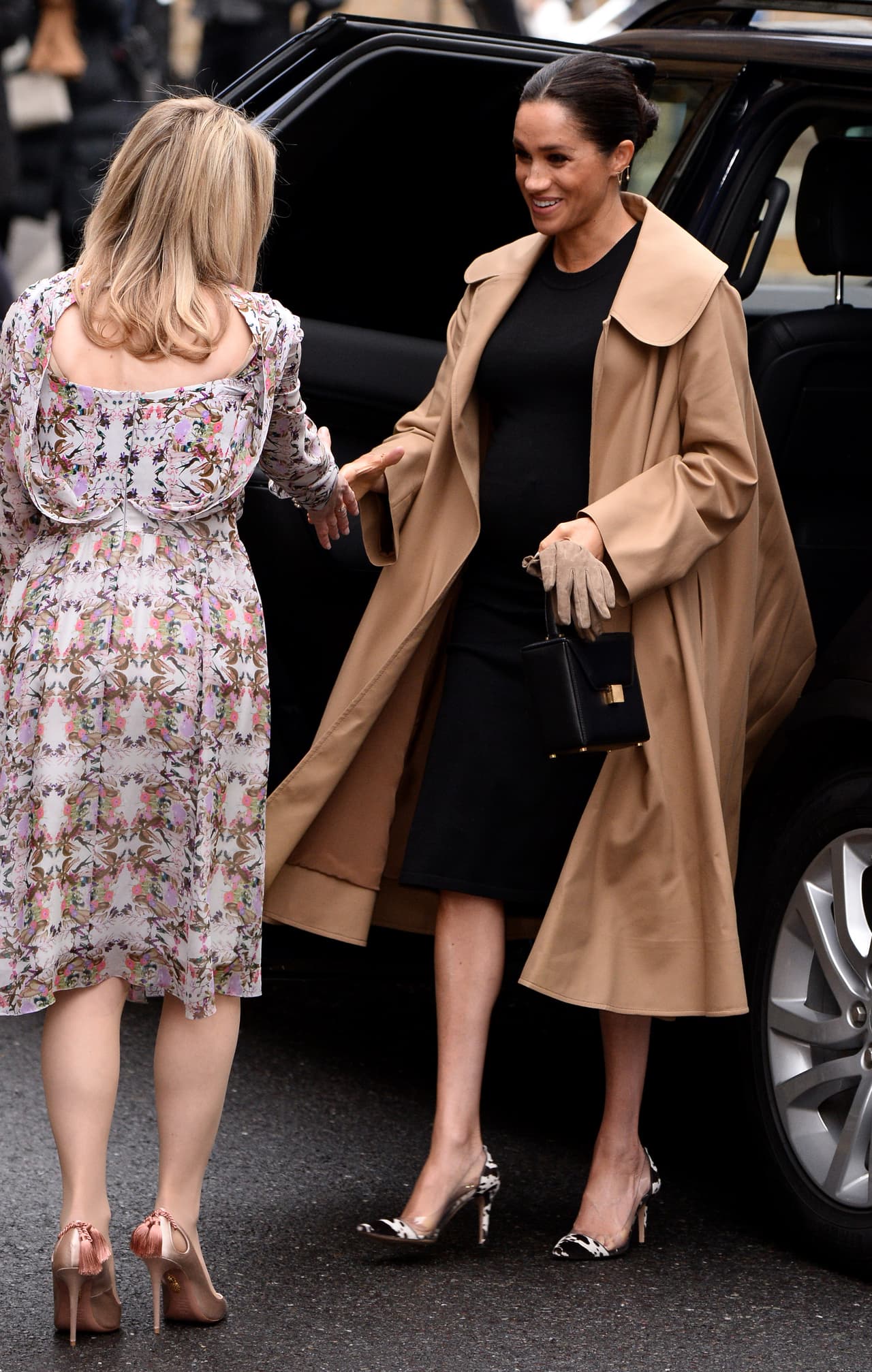 La duquesa de Sussex, Meghan Markle, apareció este jueves luciendo finalmente un look de maternidad que se ajusta perfectamente a su nueva figura.