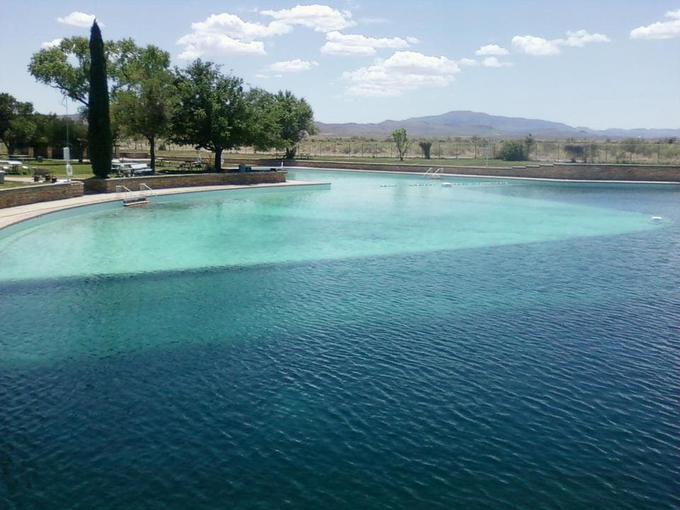 Según TPWD, la piscina está llena con más de 15 millones de galones de agua de San Solomon Springs.Tiene hasta 25 pies de profundidad, cubre 1.3 acres y contiene 3.5 millones de galones de agua que se mantiene a una temperatura entre 72 y 76 grados durante todo el año.