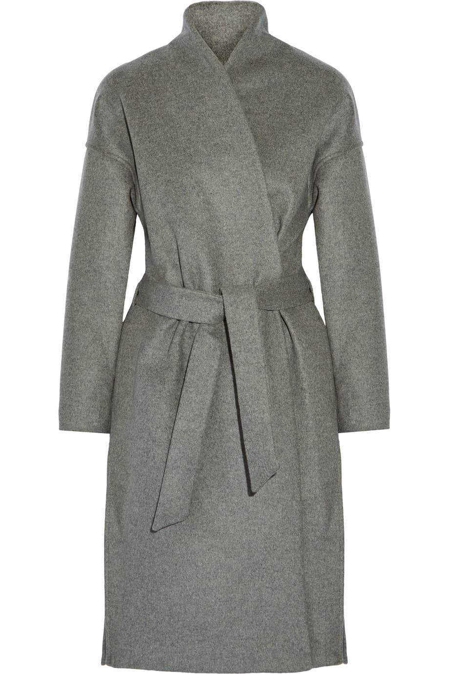 Desert Sage | Parecido al musgo, PANTONE propone este color atemporal. Combinado en estampados o metálicos, puedes encontrarás en piezas de Marni, Paco Rabanne y Rosie Assoulin. Ideal para atraer el brillo a tu look. (En lana, Totême, $760; toteme-nyc.com)