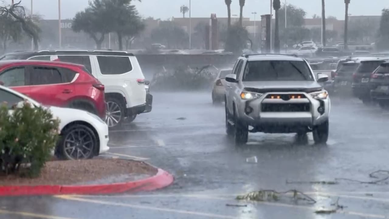 La Administración Federal de Aviación emitió una parada en tierra debido a tormentas eléctricas que están afectando los vuelos en el Sky Harbor.