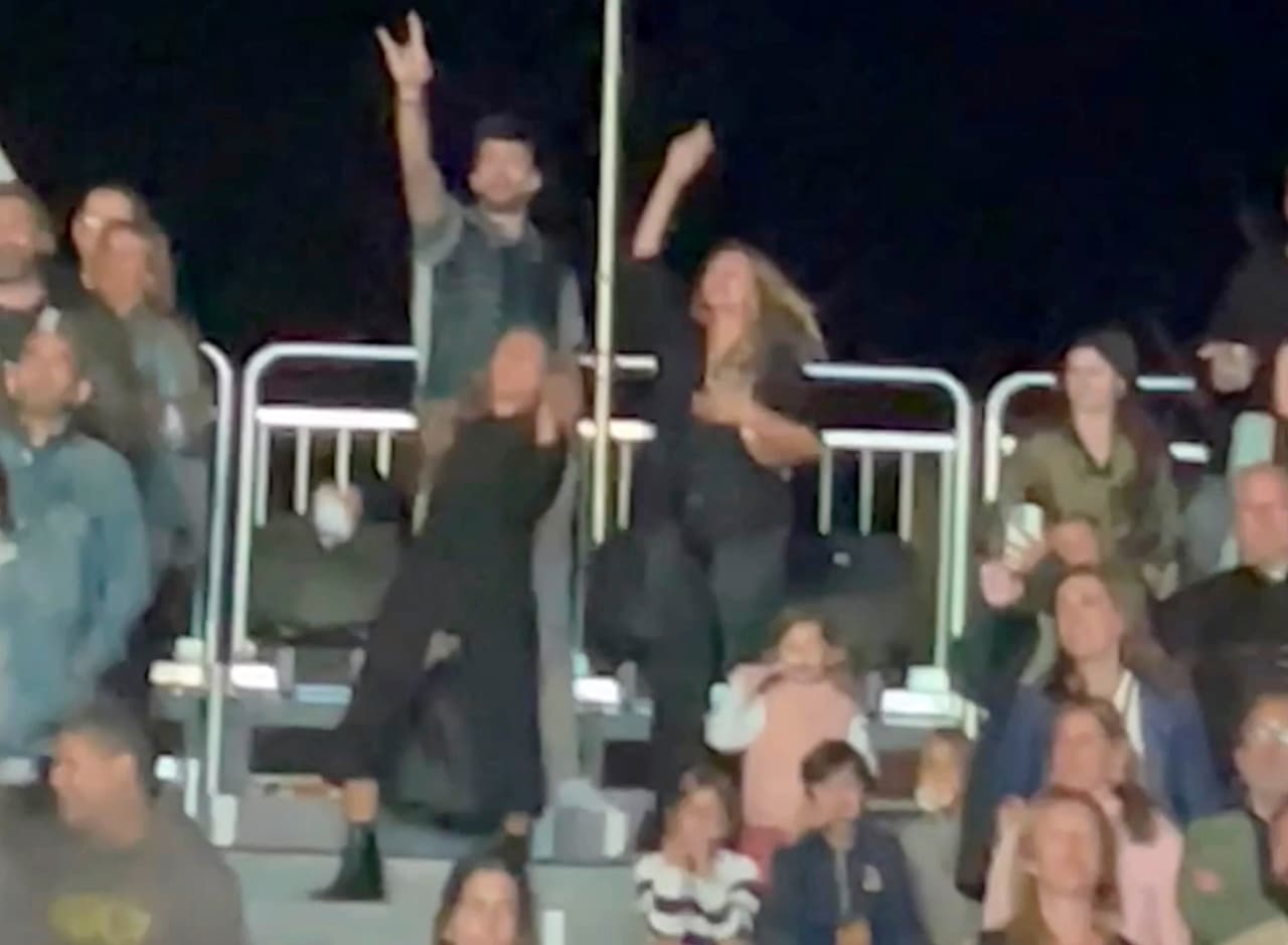 Luego de que se dieron a conocer, trascendió que 
<b><a href="https://www.univision.com/famosos/shakira-gerard-pique-beso-novia-clara-chia" target="_blank">Shakira supuestamente estaría "muy enfadada"</a></b> después de ver a su ex en esta situación. 
<br>