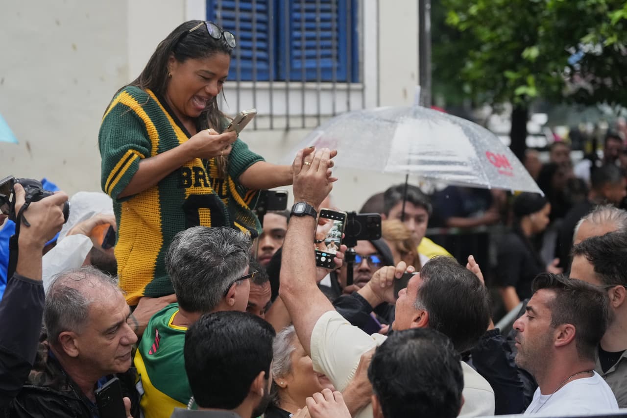 Un simpatizante toma una foto del candidato presidencial de la oposición, el senador Flavio Bolsonaro, después de que votara en la segunda vuelta de las elecciones presidenciales en Río de Janeiro, el domingo 25 de octubre de 2026