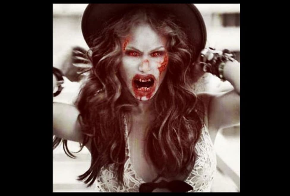 Ni te imaginas que este horrible zombie es la guapa "Chica Dorada", Paulina Rubio. Con esa cara sí que espanta.