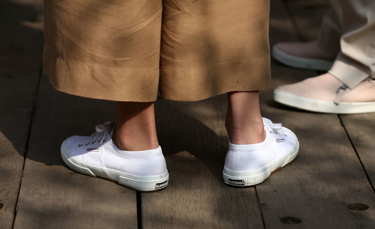 <b>14 looks de Kate Middleton con tenis blancos </b>
<br>La duquesa de Cambridge de vez en cuando opta por la comodidad de zapatos sin tacón para combinar con sus outfits casuales. ¿Su calzado estrella? Los tenis.