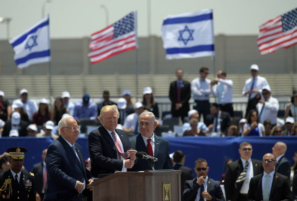 Trump (centro) junto con el primer ministro Benjamin Netanyahu (dcha.) y el Presidente de Israeli Reuven Rivlin (izda.) durante la ceremonia de bienvenida en el aeropuerto internacional Ben Gurion.