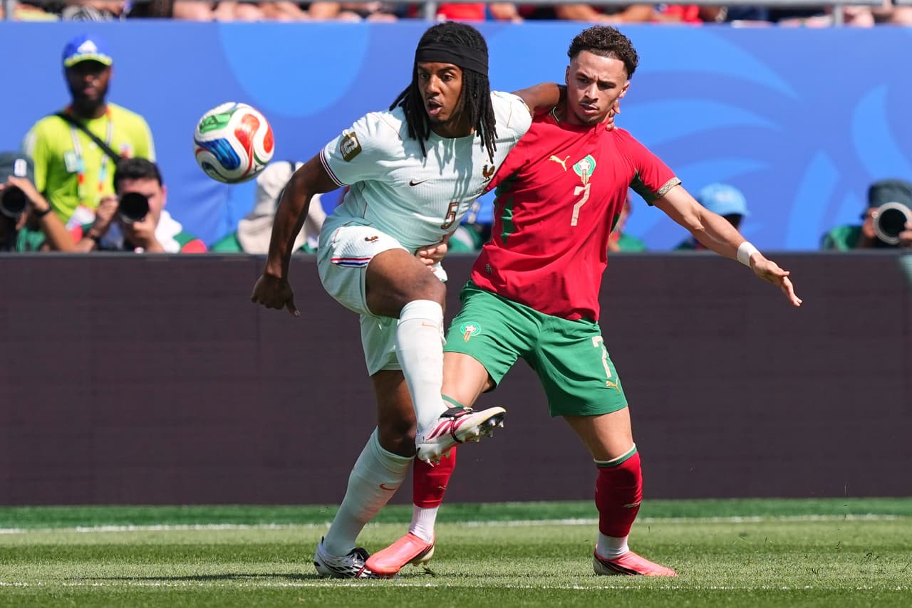 Jules Kounde de Francia y Chemsdine Talbi, de Marruecos, luchan por el balón.