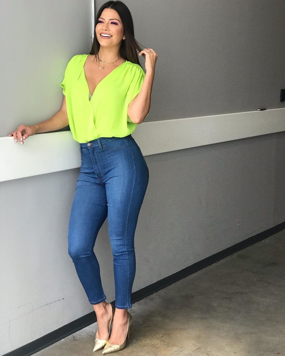 En sus días libres, Ana Patricia tiene que sentirse cómoda con su vestimenta ya que tiene que estar a cargo de sus hijos. Unos jeans y una blusa lisa en los colores de moda son la mejor opción si como ella disfrutas de la dicha de ser madre.
<br>