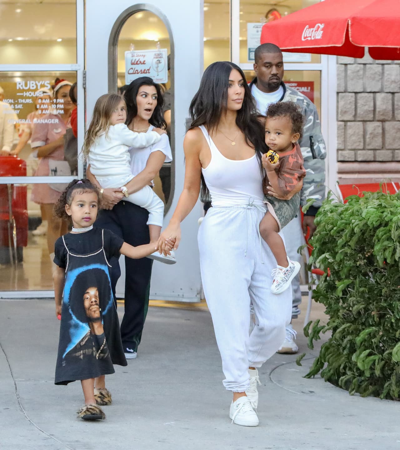 Si bien Kim y Kayne concibieron de manera natural a sus hijos North y Saint, esta pareja se ha convencido de tener un tercer hijo, pero ahora con ayuda de un vientre de alquiler.