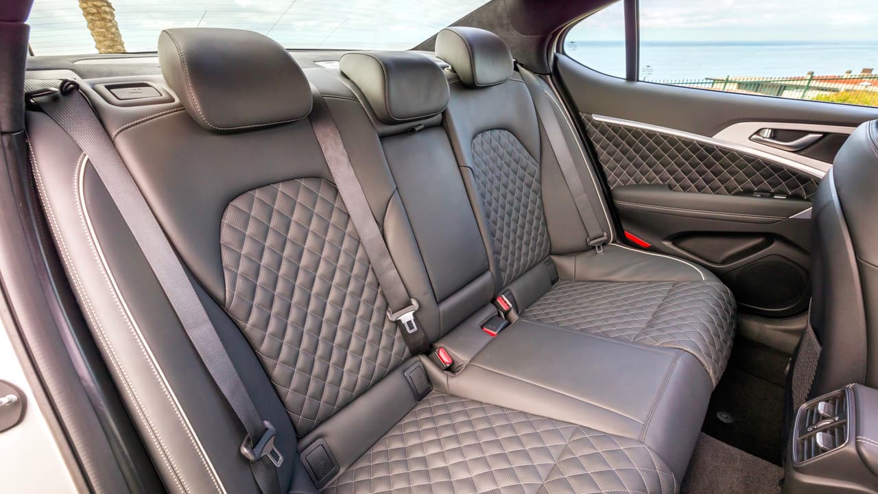 Si el banco de asientos traseros del Genesis G70 fuera más grande y amplio su atractivo aumentaría proporcionalmente.