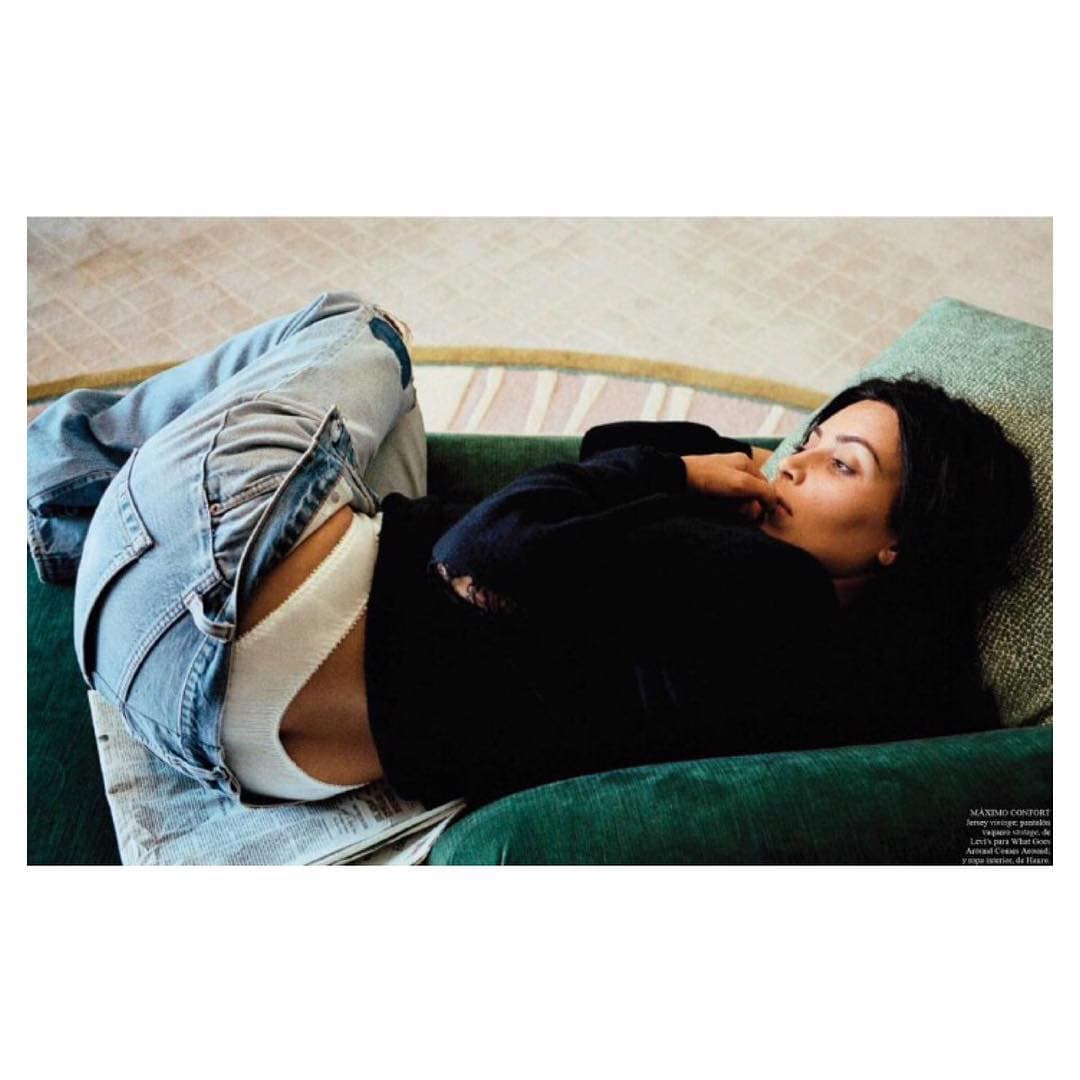 Para la revista VOGUE de España mostró un poco de sus prendas íntimas.