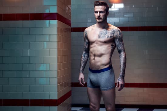 Pocos galanes se atreven a posar en tan poca ropa.