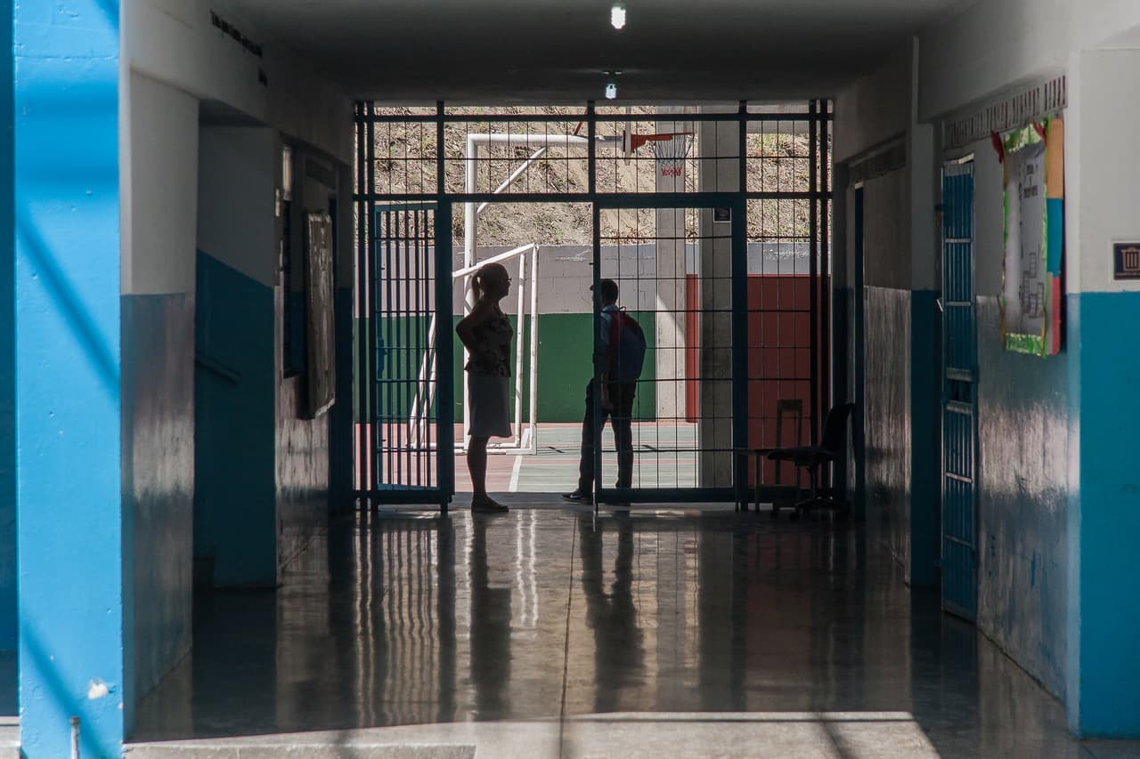 A las 7:15 de la mañana del jueves 12 de enero, la maestra de segundo grado Luisa Elena César Ibarra de Canchica, de 42 años, fue asaltada por un hombre cuando estacionaba su camioneta frente al plantel. Varias educadoras vieron desde lejos el forcejeo, sin sospechar que se trataba de su colega. Entonces, se escuchó la detonación. Un disparo en el cuello.