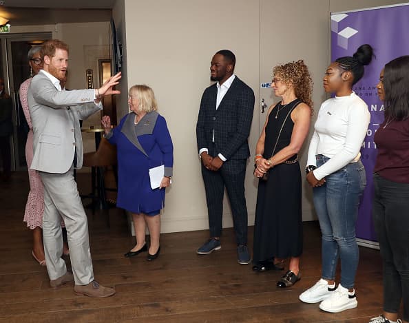 "La persona que puede estar aquí hoy, que no se da cuenta de que alguien los mira, que, para esa persona, los inspira a ser más amables, mejores, más grandes, más exitosos, más impactantes", dijo, teniendo como referencia a su hijo, 
<b><a href="https://www.univision.com/famosos/meghan-markle-y-el-principe-harry-presentan-a-su-bebe-archie-harrison-mountbatten-windsor-fotos" target="_blank">nacido el pasado 6 de mayo de 2019</a></b>.