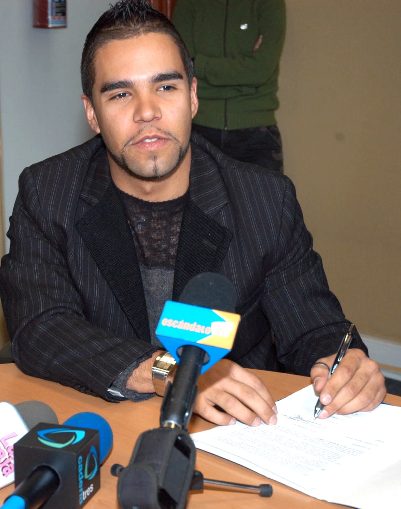 Emir Pabón, quien también es cantante del Grupo Cañaveral, continúa con sus planes de boda para finales de 2019 y reveló que él y su prometida, Stefania de Aranda, ya son 'padres'.