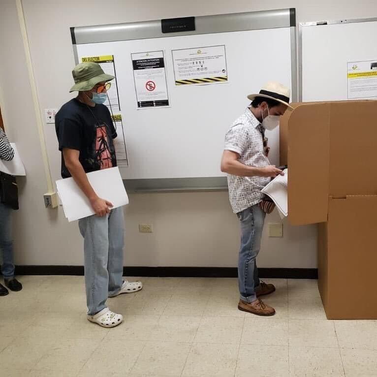 Las imágenes de 
<b>Bad Bunny</b> haciendo fila para votar se volvieron virales en las redes sociales.