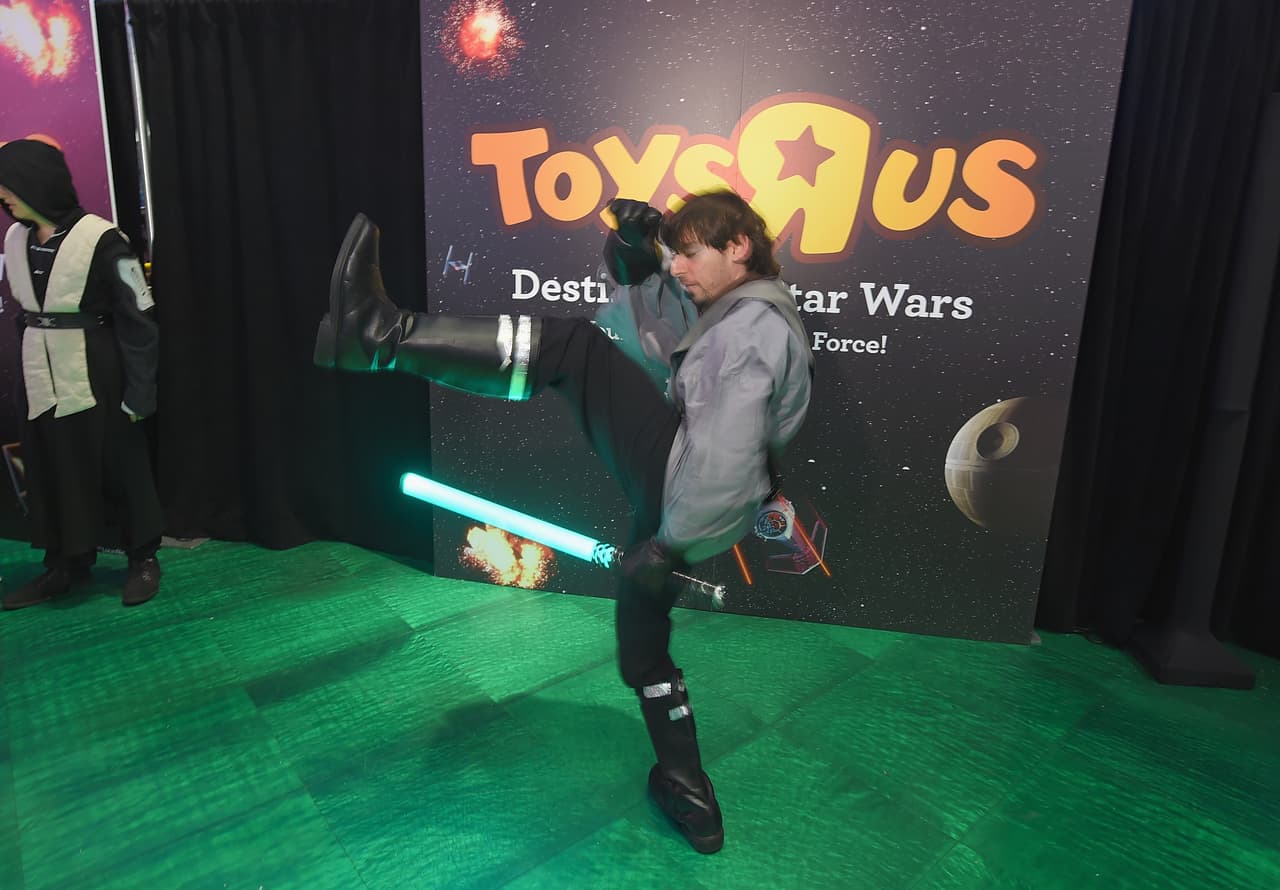 Las tiendas no esperaron para abrir sus puertas dentro un horario regular, sino a la media noche.