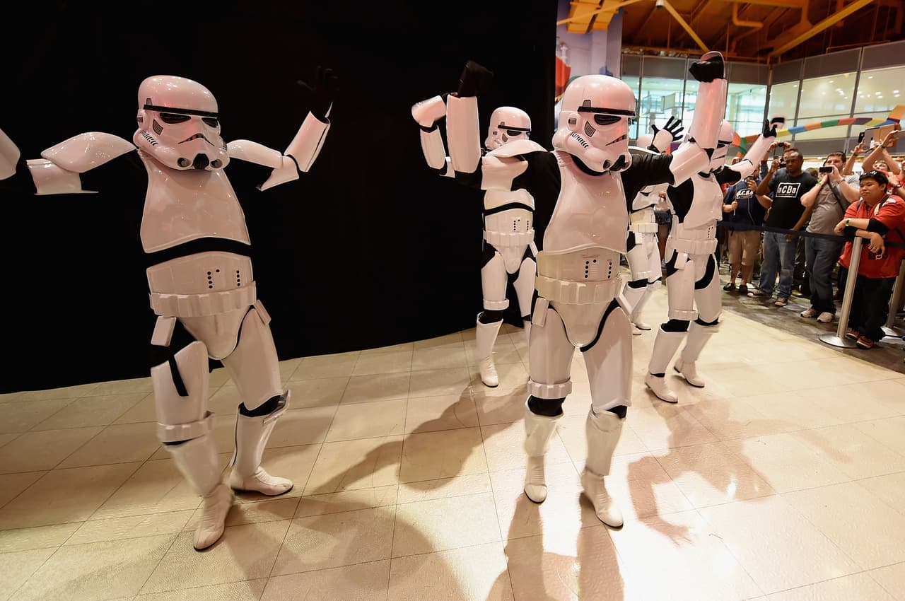 Los stormtroopers bailaron frente a los fanáticos.